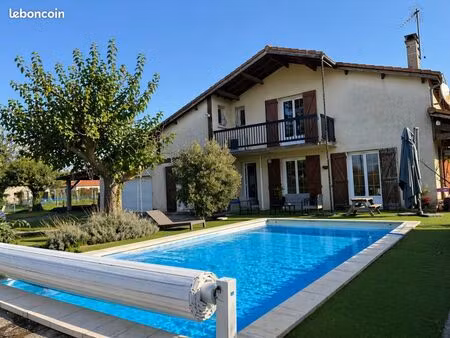 ensemble immobilier avec piscine et vue sur les vignes