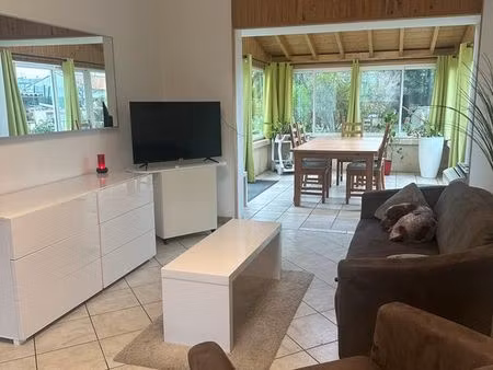 très jolie maison  sur un terrain arboré de 634m2