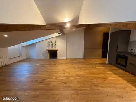 très bel appartement entièrement rénové par un décorateur à bordeaux place pey berland vas