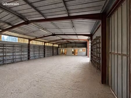 hangar / local d’activité 325 m² avec grand terrain
