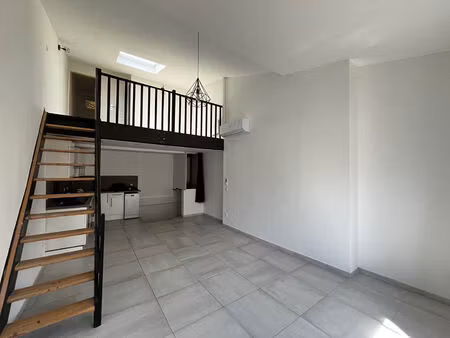 appartement duplex 2 pièces à louer au dernier étage à saint-maximin-la-sainte-baume