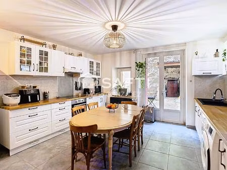 maison de ville à proximité des commodités à pied