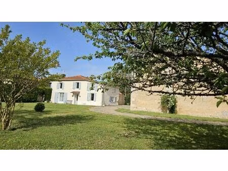 à 10 minutes de barbezieux  charmant ensemble immobilier aux volumes généreux et au fort p