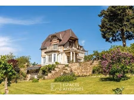 maison à colombages dans un parc arboré