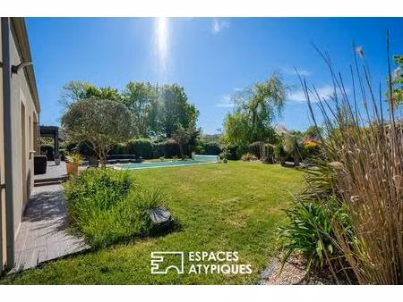 maison familiale sur jardin paysagé et piscine en impasse