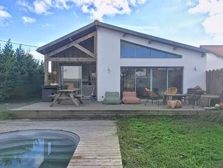 maison familiale de 102 m2 idealement placee / renovation de qualite