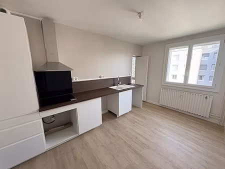 location appartement 4 pièces 80 m² à bourg-les-valence (26500)  1 150 €