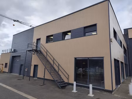 location locaux professionnels 4 pièces 400 m² à la ville-aux-dames (37700)  3 320 €