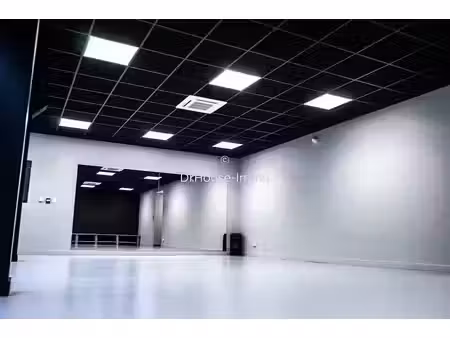 location locaux professionnels 90 m² à objat (19130)  1 130 €