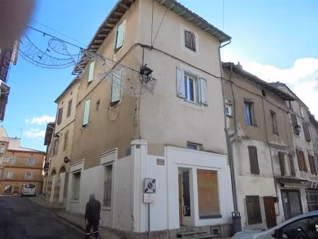 immeuble avec petit local commercial et appartement de 75 m² t3