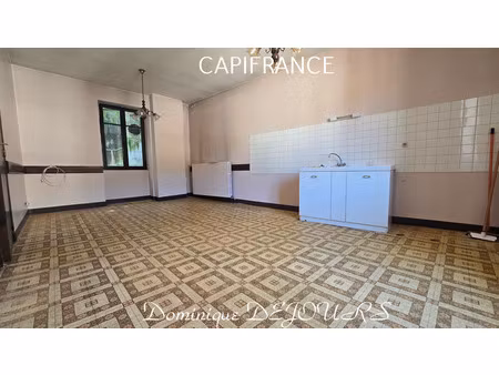 maison composée de 2 appartements (57 et 43m²) et d'un grand garage de 100m²