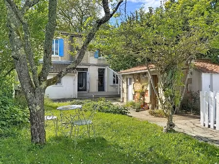 maison située à saintes  avec piscine et garage située en zone non inondable