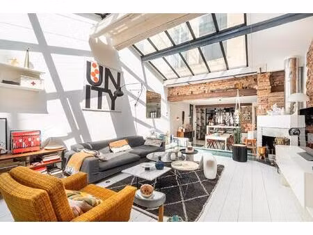 loft de caractère au calme d'une cour dans une ancienne fabrique de canapés