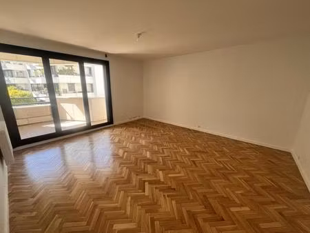 superbe appartement 3 pièces rénové avec balcon et parking – rue nicolas chuquet