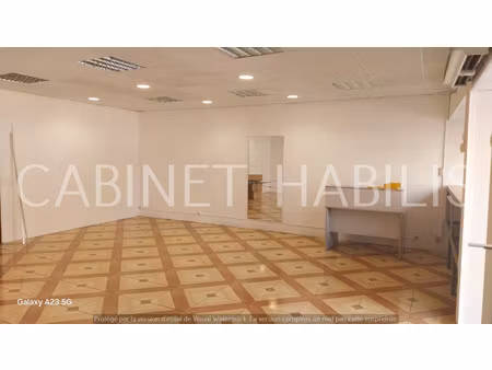 a louer - local 74.7 m2 environ - le port - 1250 eur