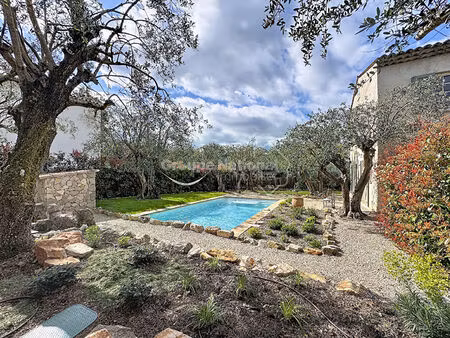 beaucoup de charme pour cette bastide avec son mazet