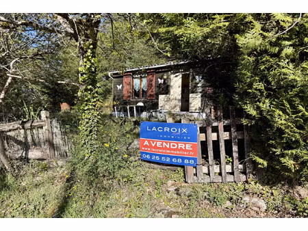 chalet proche étang a l'entrée de la forêt.