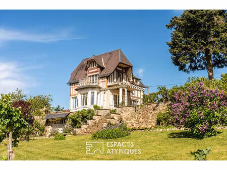 maison à colombages dans un parc arboré