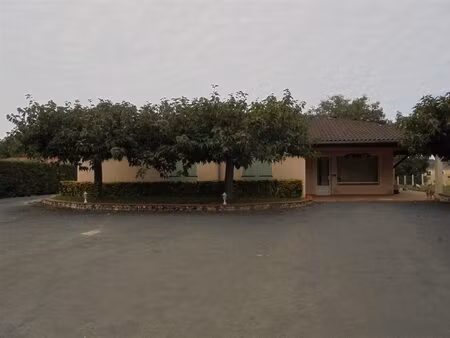 maison pp avec annexes commercials et terrain