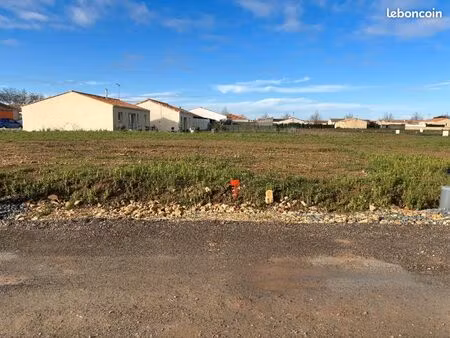 terrain 400 m² lucon