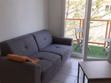 t2 université parking balcon piscine