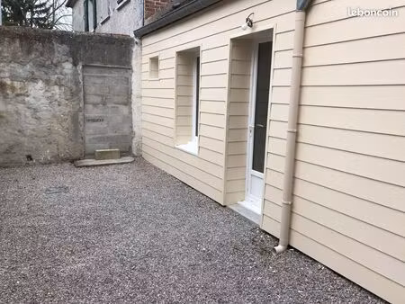 loue f2 en duplex avec cour privative - centre ville