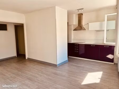 3 pièces parfait état avec ascenseur plein centre