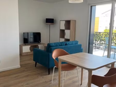 beau t2meublé 43 m² avec stationnement et loggia
