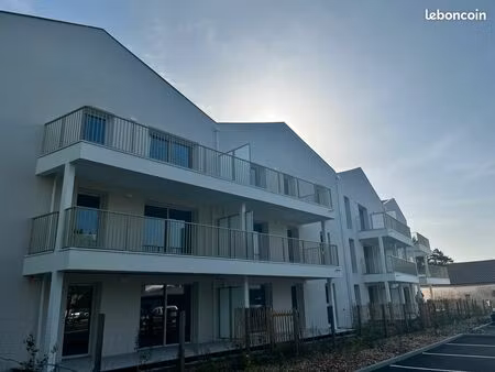 beau t2 neuf; meublé et lumineux de 44 m² avec extérieur et stationnement