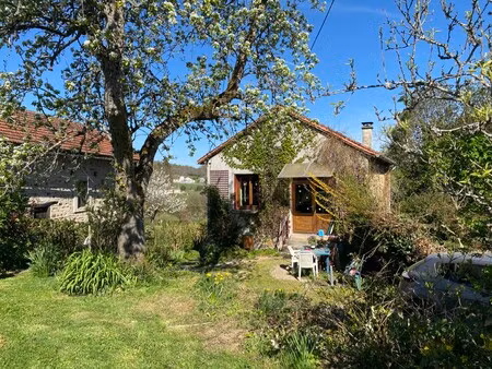 agréable maison en pierre avec terrain attenant à proximité des commerces