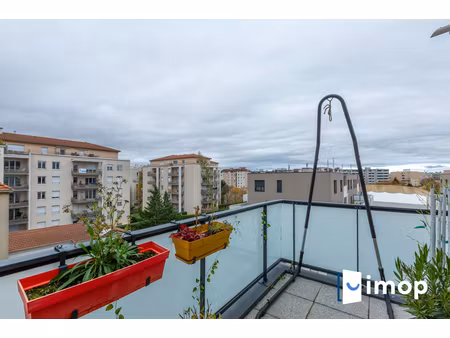 lumineux 3 pièces de 65 m² avec terrasse et parking dpe c