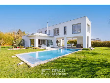 contemporaine dans son écrin de verdure à l'abri des regards