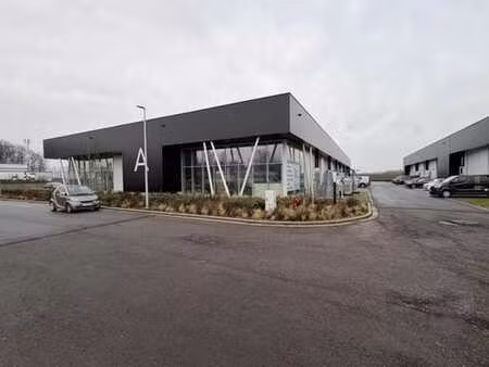 splendide entrepôt récent dans parc d'entreprise