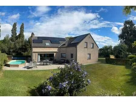 spacieuse villa 5 chambres avec piscine !