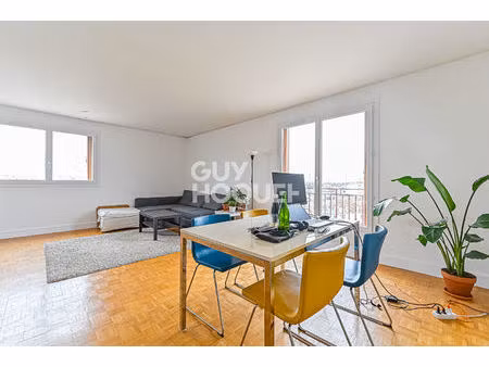 trois pièces en étage très élevé - vue dégagée - lumineux et paisible