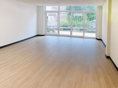 consult'im vous propose une surface pmr de bureaux à la location. possibilité erp