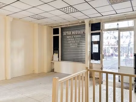 à deux pas de guy môquet  boutique double exposition