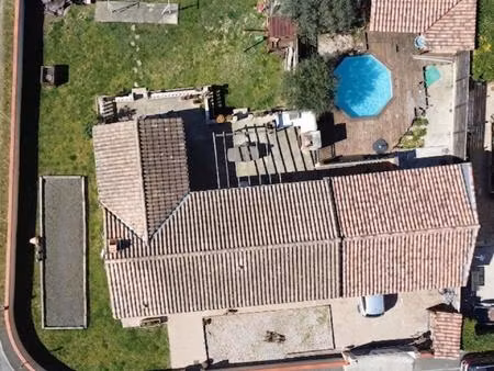 villa plain pied de 110m²  espace piscine aménagé  grande terrasse et jardin arboré