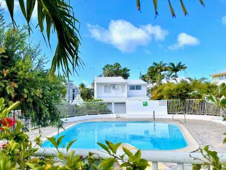 appartement en rez de jardin avec une cour privative