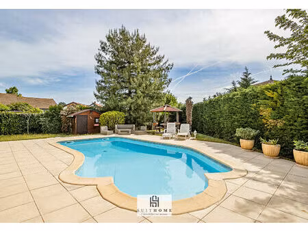 agréable maison familiale avec piscine.