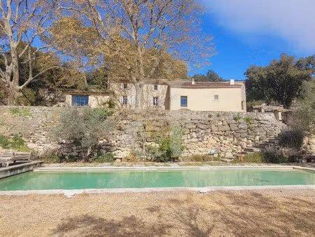 vue imprenable pour cette propriété à saint restitut