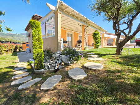 superbe villa de plain pieds   avec piscine  jardin stationnements dans quartier résidenti