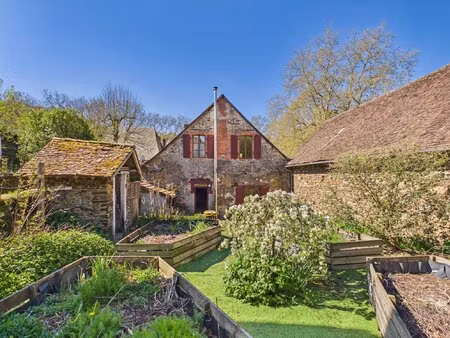 maison familiale offrant un potentiel de revenus dans un beau village animé