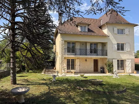 maison familiale  mercues proche centre ville  de 4 chambres  sur 1300m2 de terrain.
