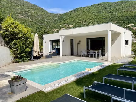 villa contemporaine élégante de 180 m2 dans un cadre verdoyant