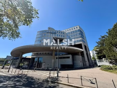 location local professionnel 98m²