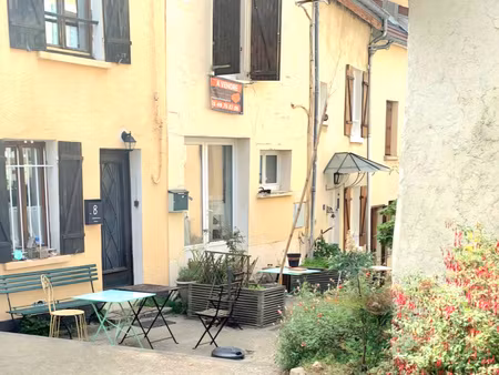 maison atypique au cœur d'une venelle recherchée proche bois et école