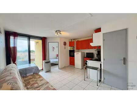bas de saint-pierre-la-mer : appartement t2 avec loggia ouverte