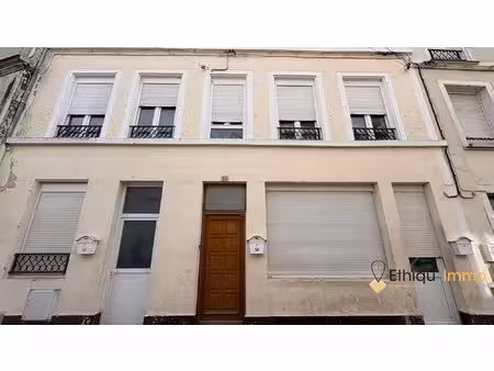 grande maison de ville avec 2 locaux-fort potentiel