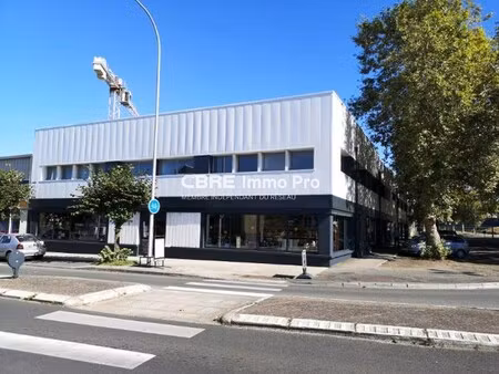 location local professionnel 198m²